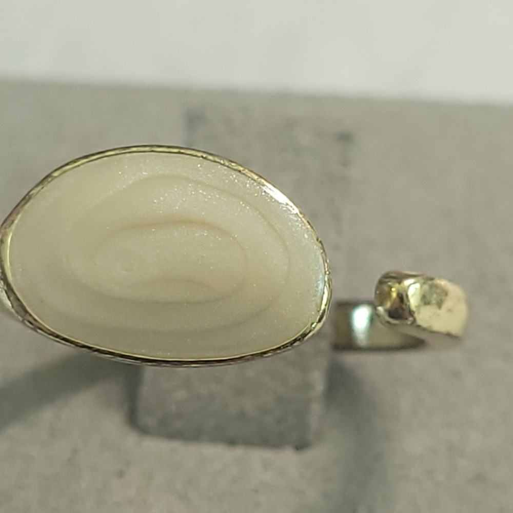 Size 8.75 Gold Tone Cream Oval Swirl Ring Open Cuff Modernist Sculptural